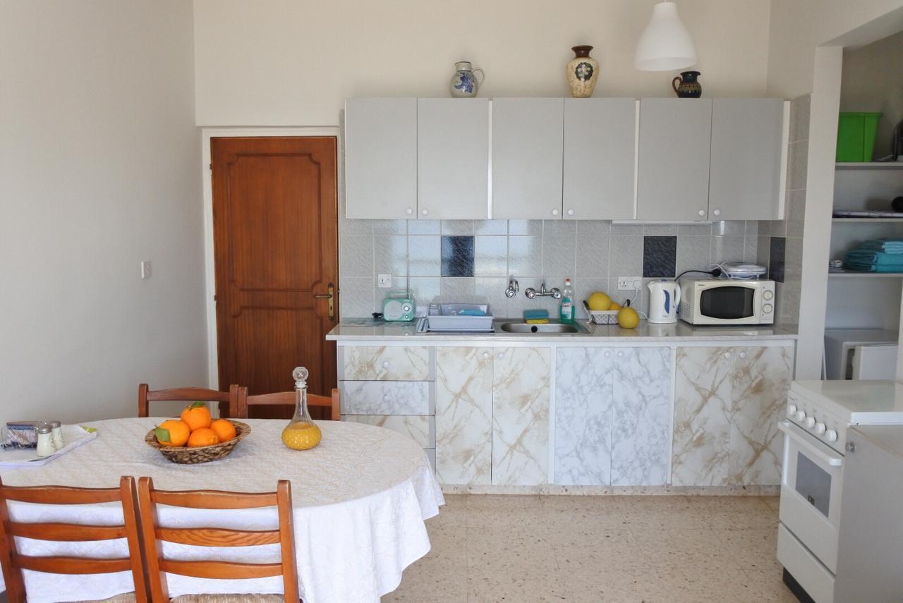 Kissonerga Beach Apartment Paphos Eksteriør bilde